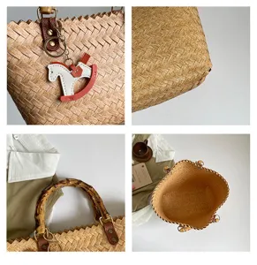 Detailansicht der Retro Stroh Handtasche mit Bambusgriff und süßem Schaukelpferd Anhänger.