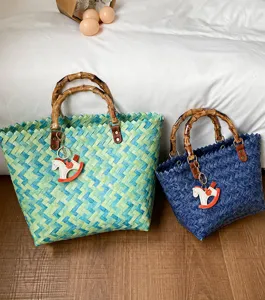 Vintage gewebte Korbtasche mit Bambusgriffen, große Stroh Strandtasche mit Pferdeanhänger.