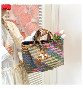Retro gewebte Bambusgriff Handtasche bunte Korb Strandtasche mit süßem Pferdeanhänger.