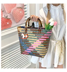 Vintage gewebte Strohhandtasche mit Bambusgriff, buntem Muster und süßem Schaukelpferdanhänger.