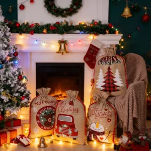 Gedetailleerd overzicht van grote jute kerstcadeautassen met mooie feestelijke prints.
