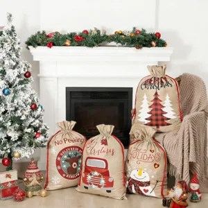 Grote kerst cadeautassen van jute met feestelijke prints ideaal voor de feestdagen.
