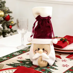 Primo piano dettagliato della copertina per bottiglia di vino rosso Babbo Natale con barba.