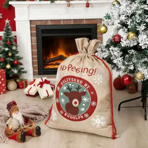 Grote jute kerstcadeauzak met trekkoord en feestelijk rendierontwerp voor de feestdagen.