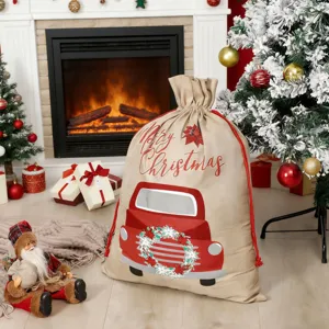 Grote jute kerstcadeauzak met rode truck motief en handige trekkoord sluiting detail.