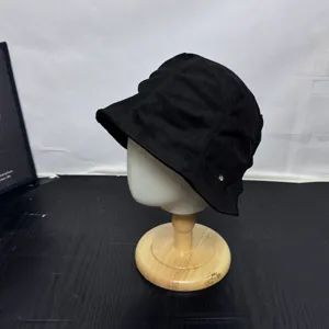 Korean retro pleated bucket hat for autumn and winter, black simple style with metal badge.