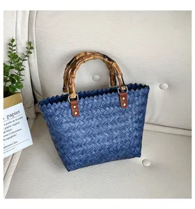 Blaue geflochtene Strohhandtasche mit Bambusgriff und Lederlaschen fuer den Sommer Strandalltag.
