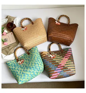 Retro Strohgewebte Handtasche mit Bambusgriff, grosse Kapazitaet Strandtasche fuer den Urlaub.