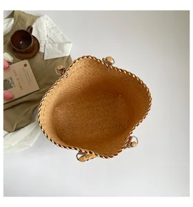 Vintage Strohgewebte Tasche mit Bambusgriffen, grosse Kapazitaet Strandkorb Handtasche.