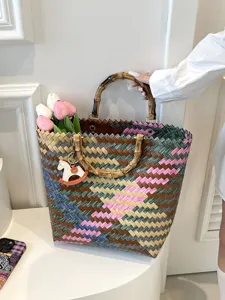 Retro gewebte Handtasche mit Bambusgriffen, bunte Strandtasche und großer Einkaufskorb.