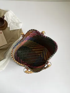 Bunte gewebte Strohtasche mit Bambusgriffen, vintage große Kapazität Strand Korb Tasche.