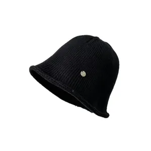 Maύρο πλεκτό καπέλο bucket για γυναίκες, casual σχέδιο με γυρισμένο γείσο και μεταλλικό στοιχείο.