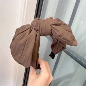Serre-tête nœud surdimensionné marron vue détaillée, accessoire cheveux tissu large.