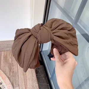 Serre-tête nœud plissé marron pour femme, bandeau large élégant vue de détail.