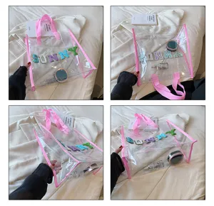 Transparente PVC Strandtasche Detailansicht, klare Jelly Tasche mit rosa Besatz und Patch.