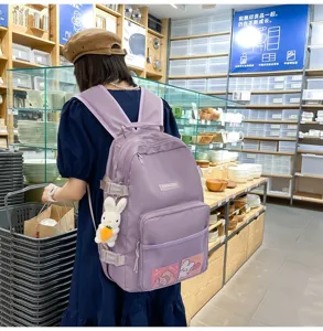 Zaino viola casual per studenti, elegante borsa scolastica con simpatico ciondolo coniglio.