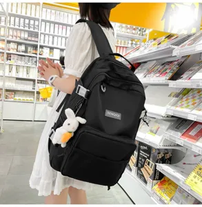 Zaino scolastico casual nero per studenti, elegante zainetto con simpatico ciondolo a coniglio.