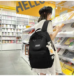 Zaino nero minimalista in stile giapponese per studenti, ideale per il tempo libero e la scuola.