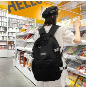 Zaino nero casual per la scuola e il tempo libero, design minimalista con tasche.