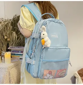 Primo piano del dettaglio dello zaino casual blu chiaro con simpatico coniglio.