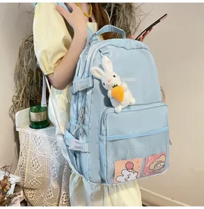 Zaino casual per studenti azzurro chiaro con grazioso ciondolo a coniglio e tasche a rete.