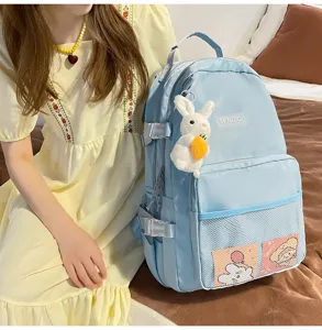 Zaino casual azzurro chiaro per donne e studenti con tasca frontale e ciondolo coniglietto.