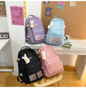 Zaino scolastico casual e carino con ciondolo a coniglio e tasca in rete per uso quotidiano.