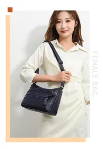 Bolso bandolera de cuero suave con múltiples bolsillos detalle con compartimentos y correa.