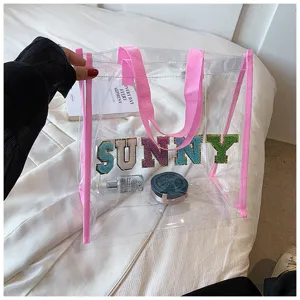 Transparente PVC Strandtasche mit bunten Buchstaben und rosa Riemen für Damen im Sommer.