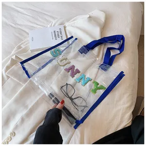 Transparente PVC Tragetasche mit bunten Buchstaben, klare Strand Jelly Tasche fuer Damen Sommer.