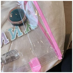 Transparente PVC Strandtasche detailweergave met helder materiaal en mooie roze afwerking.
