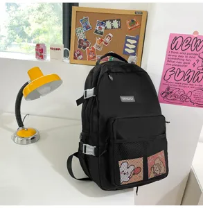 Dettaglio zaino da scuola casual nero, con tasche frontali in rete, design resistente.