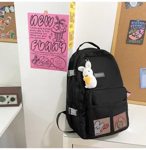 Zaino casual nero per studenti con simpatico ciondolo a coniglietto per l'uso scolastico quotidiano.