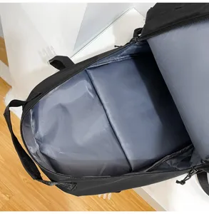 Dettaglio interno dello zaino nero che mostra una fodera spaziosa e un design multi-strato.