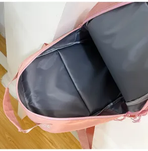 Dettaglio interno zaino rosa che mostra ampio scomparto principale e fodera morbida.