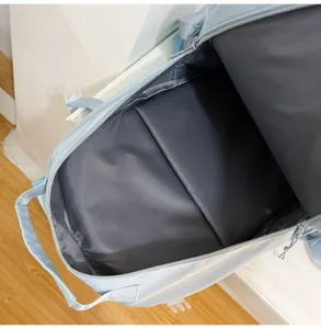 Vista dettagliata dello zaino casual azzurro che mostra la spaziosa fodera interna grigia.