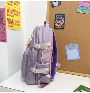 Zaino per studenti casual viola chiaro con tasche laterali a scomparti e dettagli cinturini.