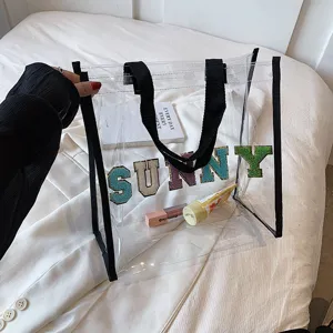 Transparente PVC Tragetasche mit Buchstaben Patches, geräumig für Strand und den Alltag.