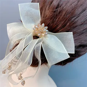 Champagne kristal bloem organza strik haarrekkertje met lange lint kwastjes voor elegante dames.