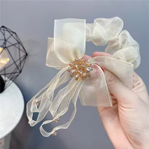 Champagne organza haarscrunchie met kristallen bloem en lange linten voor dames.