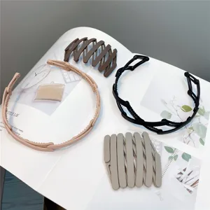 Detail view of the foldable mesh hair hoop with teeth, portable and convenient for daily styling.