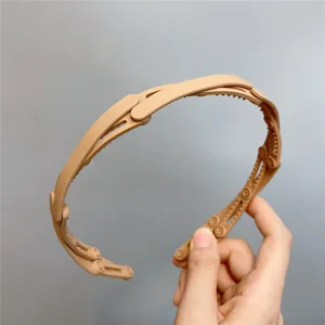 Foldable mesh headband detailed view, portable anti-slip teeth hair hoop for women face washing.