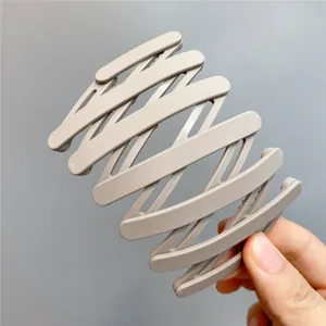 Detailed view of the collapsible expandable hair claw clip, portable bird nest hair accessory.
