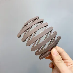 Expandable brown bird's nest hair clip ponytail holder with teeth for daily styling.