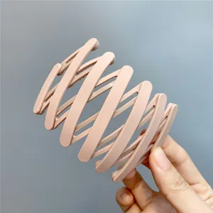 Detailed view of expandable bird nest hair clip, pink plastic ponytail holder for styling.