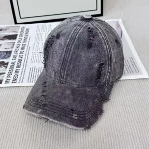 Gros plan détaillé de la casquette de baseball en jean délavé style vintage usée.