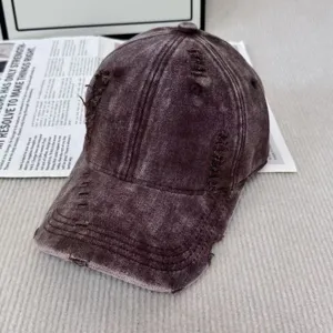 Détail de casquette de baseball vintage usée délavée, gros plan chapeau rétro couleur unie