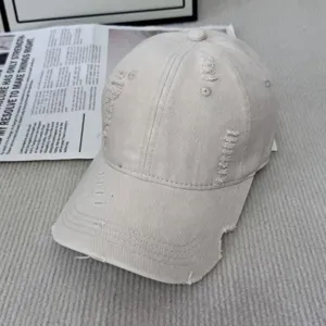 Détail de casquette de baseball beige délavée style vintage, surface en coton.