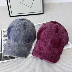 Détail de casquette de baseball unie délavée et usée, casquette rétro en coton à visière incurvée.