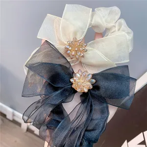 Elegante kanten haarscrunchy met kristallen bloem en lange linten, prachtig haaraccessoire.